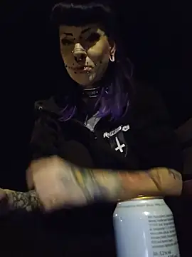חדר צ'אט בשידור חי של Purple_Coffin666