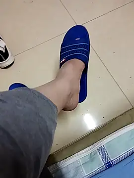 huzi518: διαδικτυακό σόου στην κάμερα