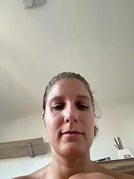 jennifer11772 Adlı Modelin Canlı XXX Sohbeti