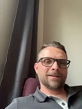 Perry_devot's Live XXX Chat
