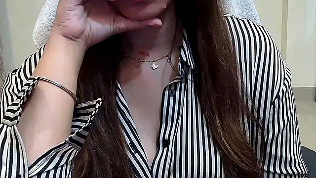 Nyra-Goddess Adlı Modelin Canlı XXX Sohbeti