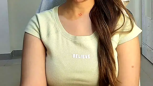 Nyra-Goddess Adlı Modelin Canlı XXX Sohbeti