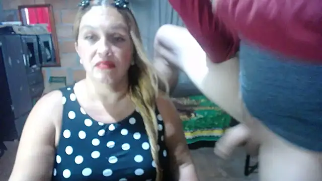 MOTHER_AND_SON09: διαδικτυακό σόου στην κάμερα