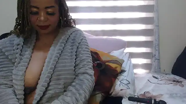 Foxybrownxx1's Live XXX Chat