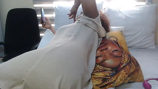 Foxybrownxx1's Live XXX Chat