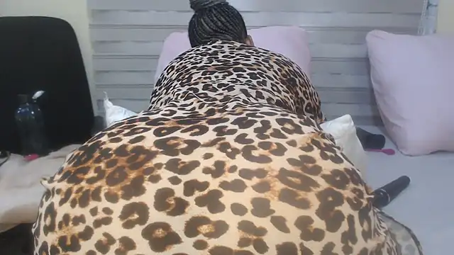 Foxybrownxx1's Live XXX Chat