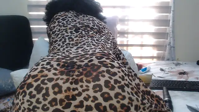 Foxybrownxx1's Live XXX Chat