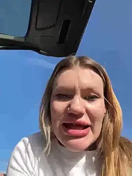 justmilaa: διαδικτυακό σόου στην κάμερα