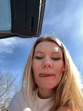 Pertunjukan Kamera Web justmilaa