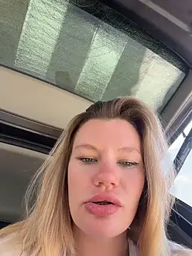 הופעת וובקאם של justmilaa
