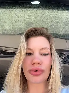 הופעת וובקאם של justmilaa