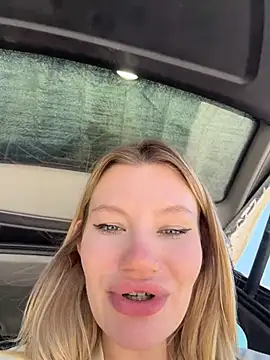 הופעת וובקאם של justmilaa