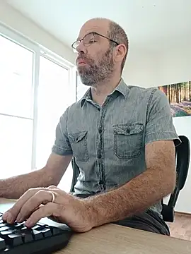 DaddyHarry_MatureStallion Show in webcam