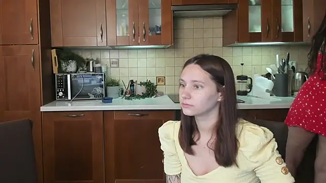 Pokazy przed kamerką – HotCaramellsTV