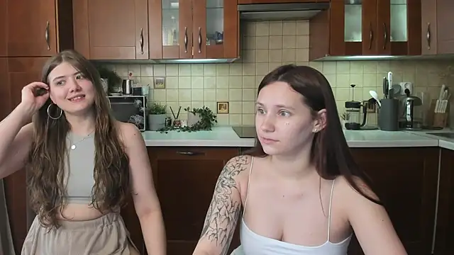Pokazy przed kamerką – HotCaramellsTV