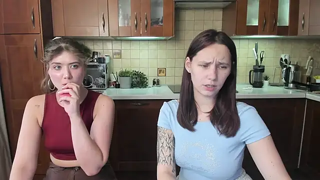 הופעת וובקאם של HotCaramellsTV