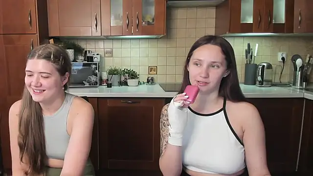 HotCaramellsTV 网络视讯表演