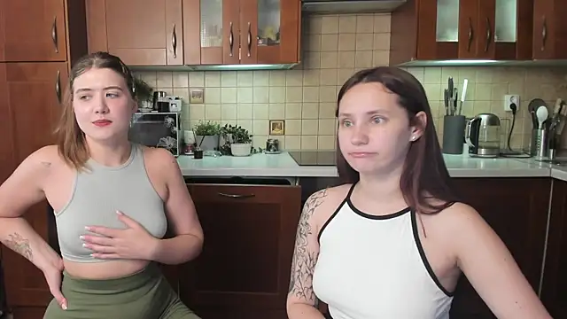 Pokazy przed kamerką – HotCaramellsTV