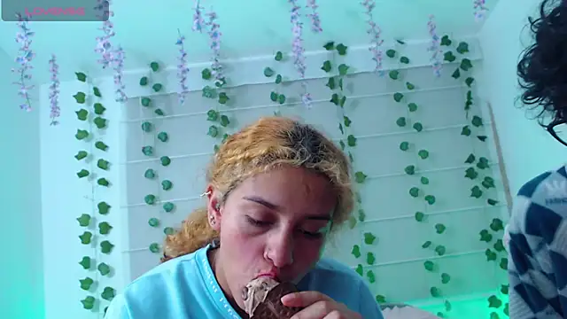 Sarabubbie: вебкам-шоу
