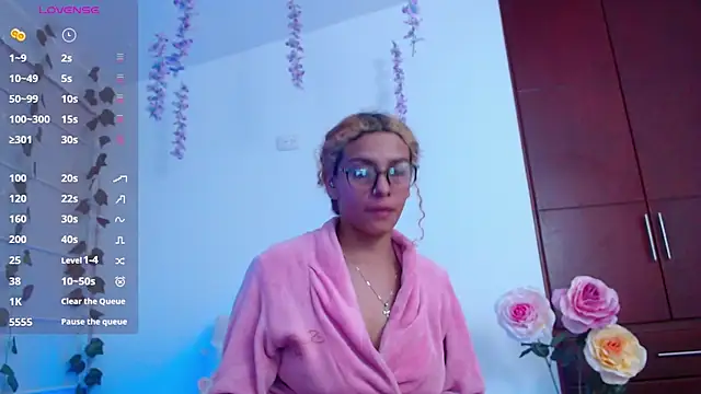 Sarabubbie's Live XXX Chat