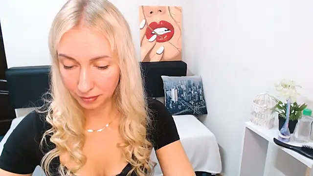 Cute_Smile_Shy Webcam Show