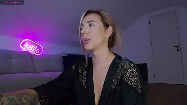 KhloeK Chat XXX live