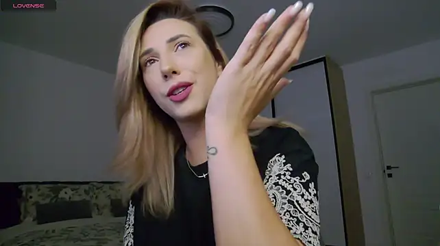 KhloeK Chat XXX live