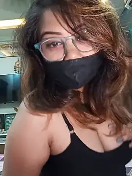 Cute-mona Show in webcam