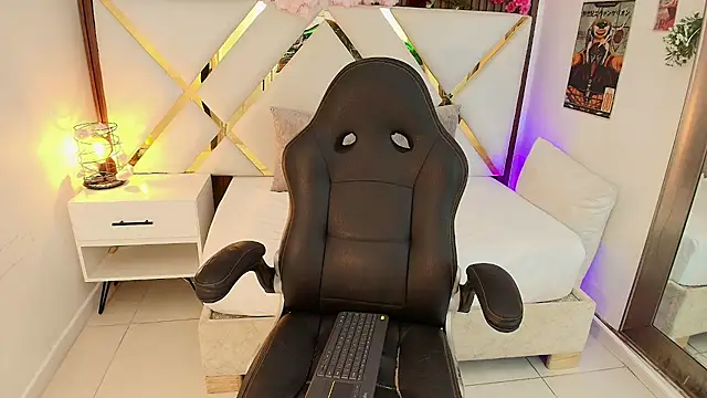Emelie_Ch1's Webcam Show