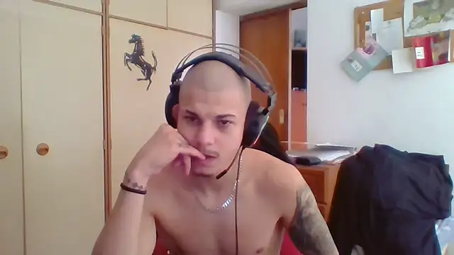 Show modela Akillas na web-kameri