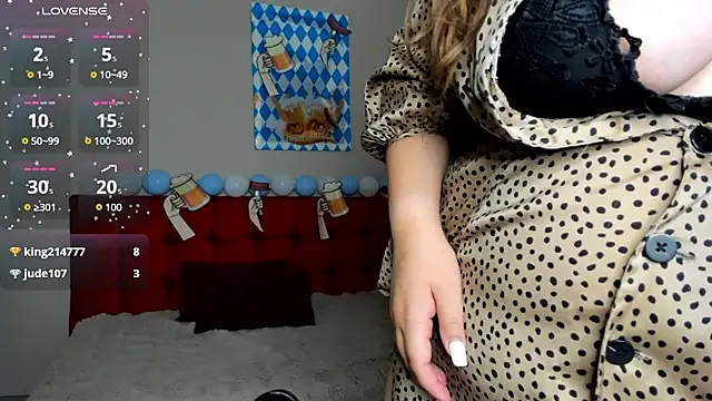 MonikaCharming: διαδικτυακό σόου στην κάμερα