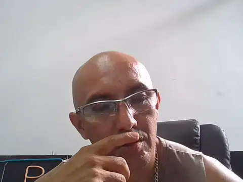 exmilitary: διαδικτυακό σόου στην κάμερα