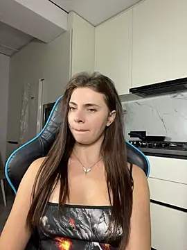 CurlyLara's Webcam Show
