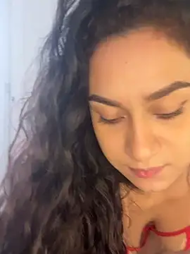 Show de yummi_greluda na webcam