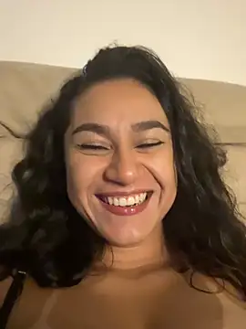 Show de yummi_greluda na webcam