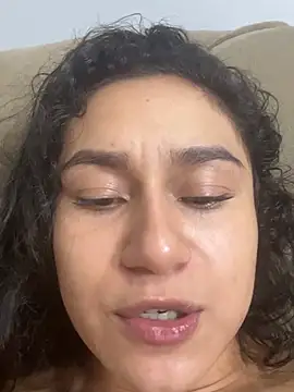 Chat +18 de yummi_bigclit ao vivo