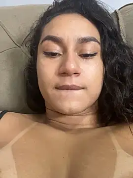 Chat +18 de yummi_bigclit ao vivo