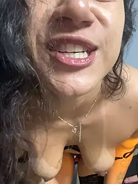 Show de yummi_bigclit na webcam