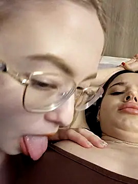 caressyourself: διαδικτυακό σόου στην κάμερα