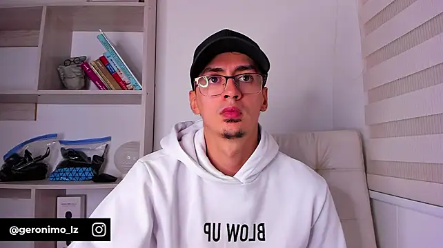 הופעת וובקאם של Aaron_Tate
