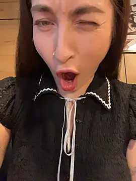 XXX chat uživo modela Holly_Play