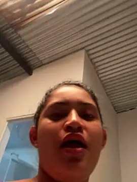 Isa_squirt1's Live Chat Room