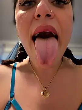 הופעת וובקאם של YourQueen18