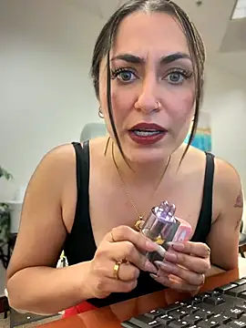 YourQueen18: διαδικτυακό σόου στην κάμερα