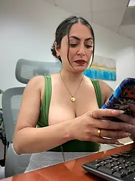 YourQueen18: διαδικτυακό σόου στην κάμερα