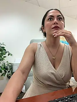 YourQueen18: вебкам-шоу