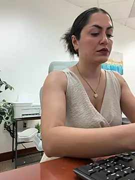YourQueen18 Show in webcam