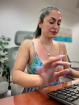 YourQueen18 Show in webcam