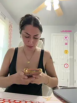 YourQueen18 Adlı Modelin Canlı XXX Sohbeti