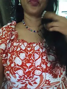 SRUTHI-8 élő XXX-chatje